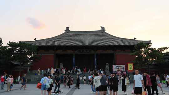 山西大同华严寺广场旅游人流延迟