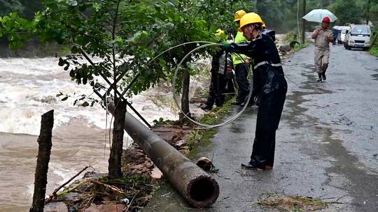 4K山洪暴发全力抢修洪灾受损电力设施