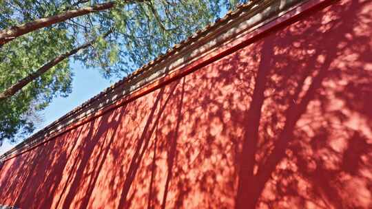 故宫红墙光影斑驳