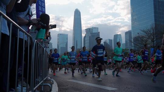 深圳马拉松奔跑的人与观众