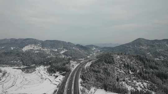 大山中的高速公路雪景航拍