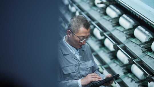 男性工人平板电脑化纤纺织厂车间智慧工业