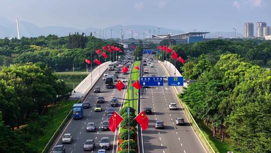 深圳后海大桥街头国庆气氛渐浓红旗飘扬