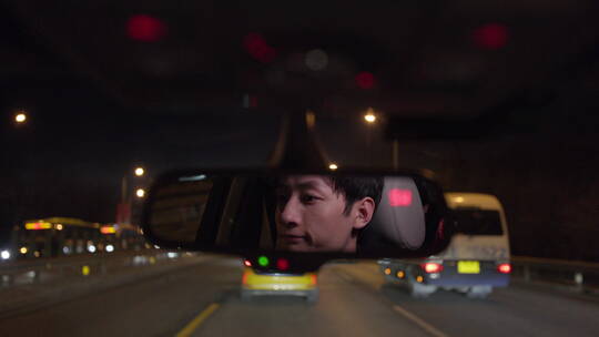 夜晚驾驶汽车出行的青年男人视频素材模板下载