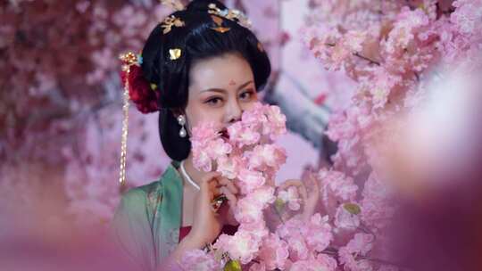古装女子赏桃花 古风汉服