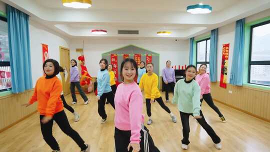 幼儿园老师舞蹈表演