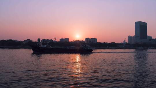 广州珠江往来货船与夕阳落日唯美风光