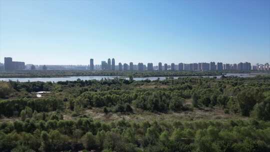 城市边缘森林河流全景 太阳岛花园酒店