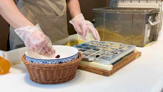 中国传统食品小吃点心绿豆糕手工制作的过程