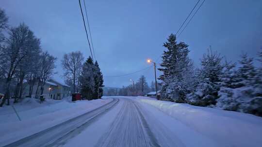 挪威塞尼亚岛北极圈峡湾地貌冬季雪景公路