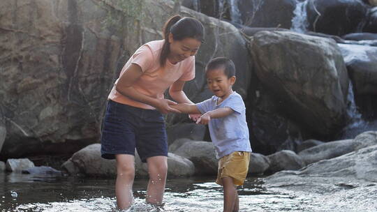 亚洲中国人母子双脚赤脚嬉戏玩耍玩水特写视频素材模板下载