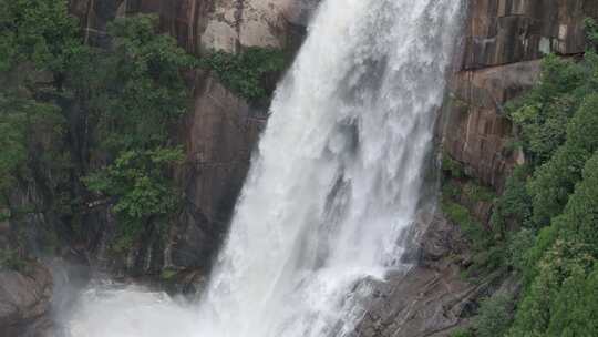 雨后泰山，飞瀑流水