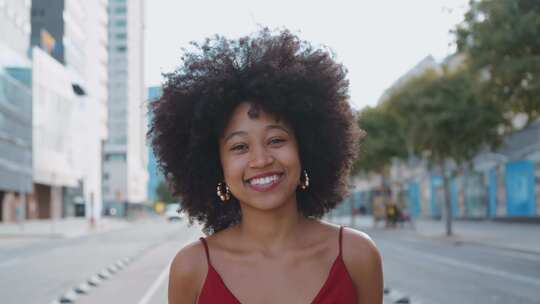 微笑着站在街道上的女人视频素材模板下载