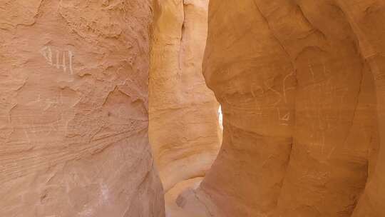 拍摄于埃及一条狭窄的峡谷，沿着彩色峡谷，白天两边都是山。