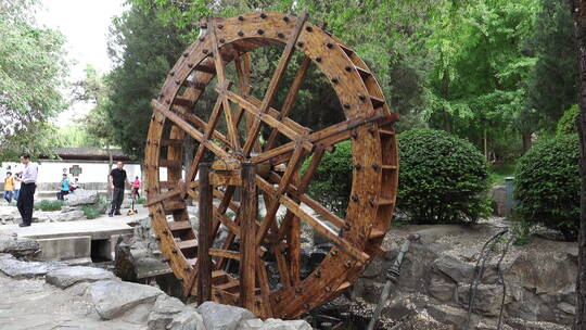 北京大观园内的仿古水车特写