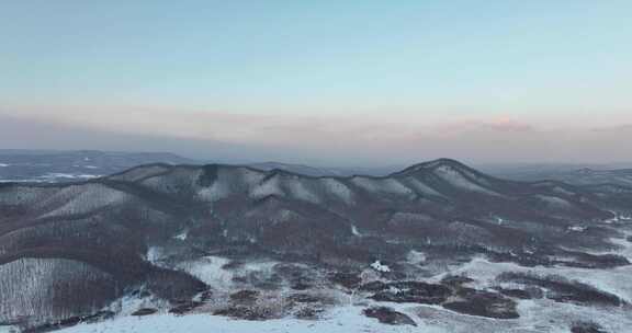 冬日雪山丘陵的壮丽自然景观