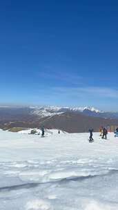 滑雪坡上的滑雪者