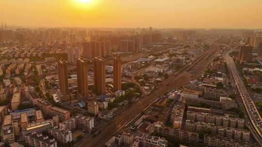 落日余晖横移高架桥车流城市铁路轨道火车B