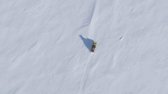 滑雪骑雪地表面空中跟踪拍摄