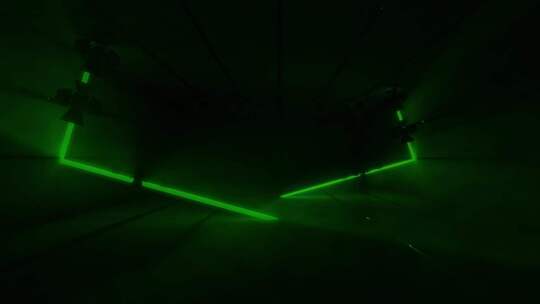 暗调空间中的绿色激光特效场景