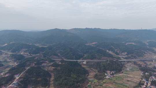 山林间村庄与高速公路的空中俯瞰景象