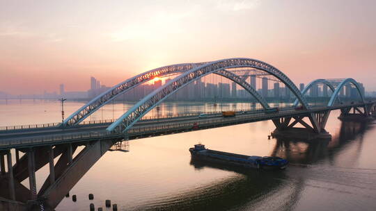 南昌生米大桥清晨唯美日出轮船驶过
