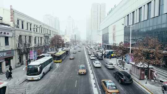 雪中的哈尔滨中央大街城市交通