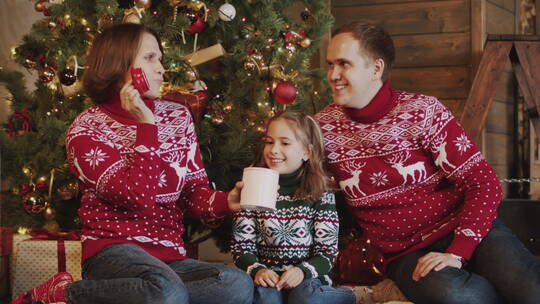 圣诞节一家人吃饼干亲吻视频素材模板下载