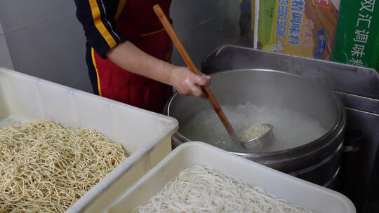 武汉知名小吃地方特色美食热干面烹饪过程