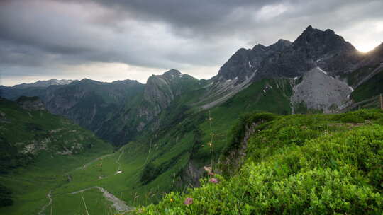 巴伐利亚阿尔卑斯山山谷的日出德国