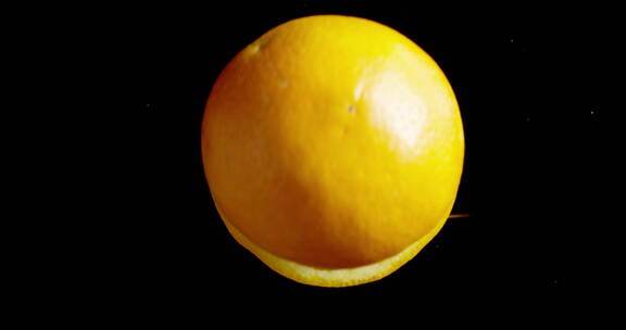 4K黑底一个橙子被切开一半