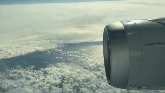 天空中的国航飞机发动机与白云