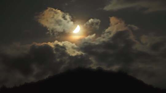 夜空虹彩卷积云月亮落下山彩云追月延时