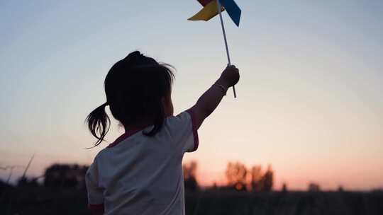 夕阳下小孩在田野玩耍