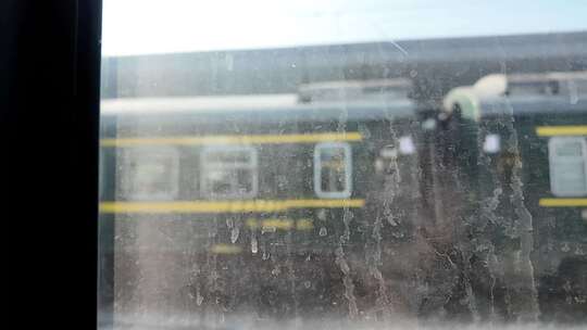 透过脏窗户看到的火车车厢