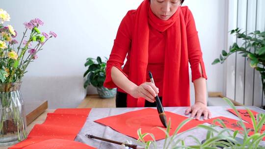 中国农历新年写福字的女性