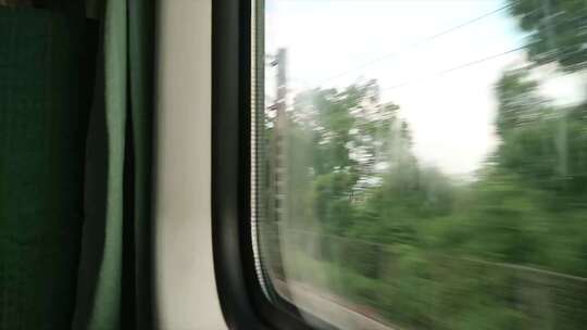 火车车厢内窗外风景