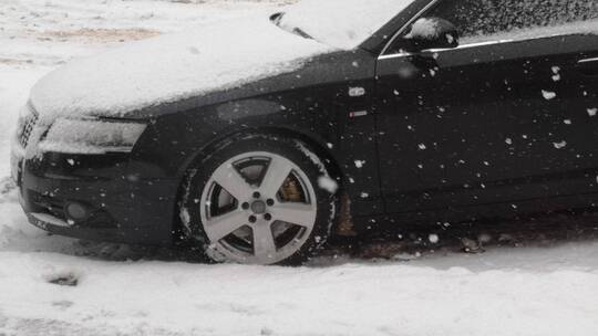 雪中停放的小汽车特写