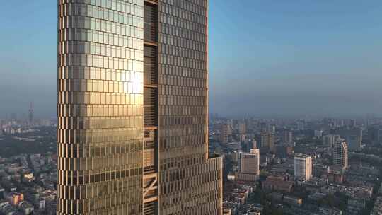晨光照射在江苏省南京市地标建筑紫峰大厦视频素材模板下载