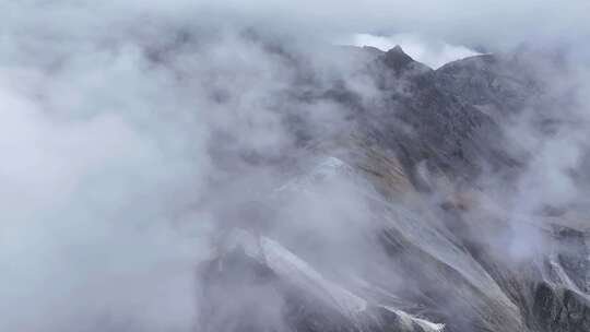 航拍四川岷山山脉四根香雪山风光