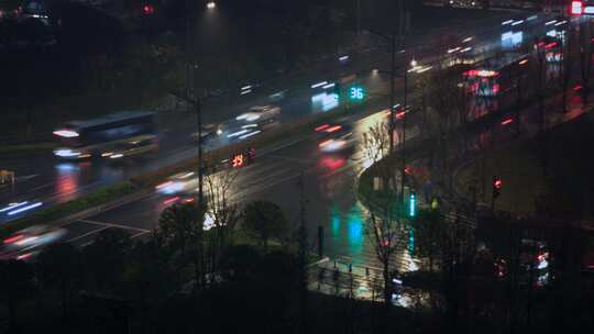 雨天夜晚城市公路交通车水马龙
