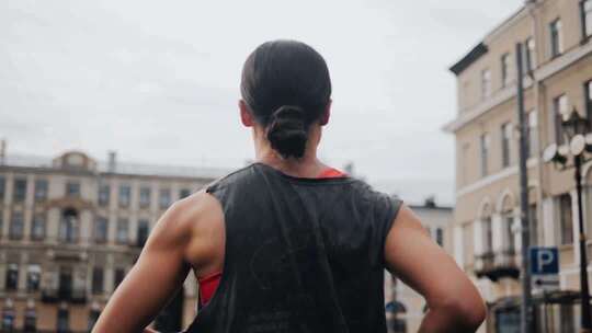 户外地面上跑步的脚步特写