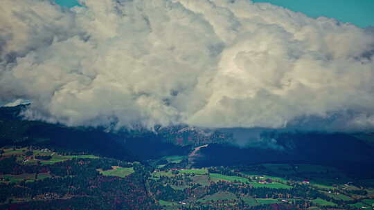 高空拍摄，云景的延时拍摄潮湿空气混合和膨