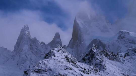 航拍雪山山脉云雾