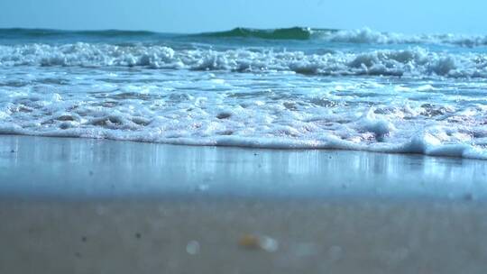 海浪冲刷海滩的特写镜头