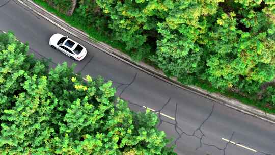 航拍道路上的车辆