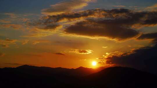 傍晚山峰日落延时唯美夕阳乡村黄昏天空晚霞