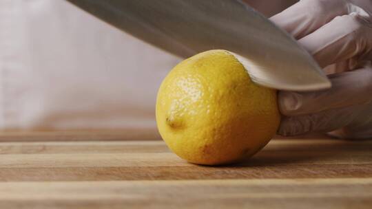 厨师用刀将柠檬切开视频素材模板下载