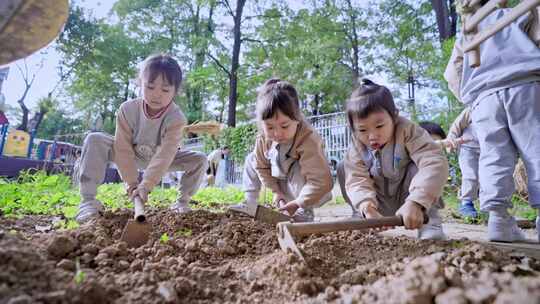 幼儿园老师和小孩欢乐玩耍