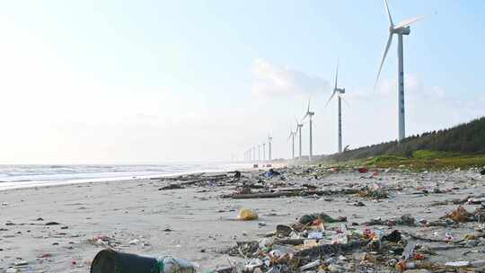 海南文昌木兰湾海岸线上各种各样的垃圾